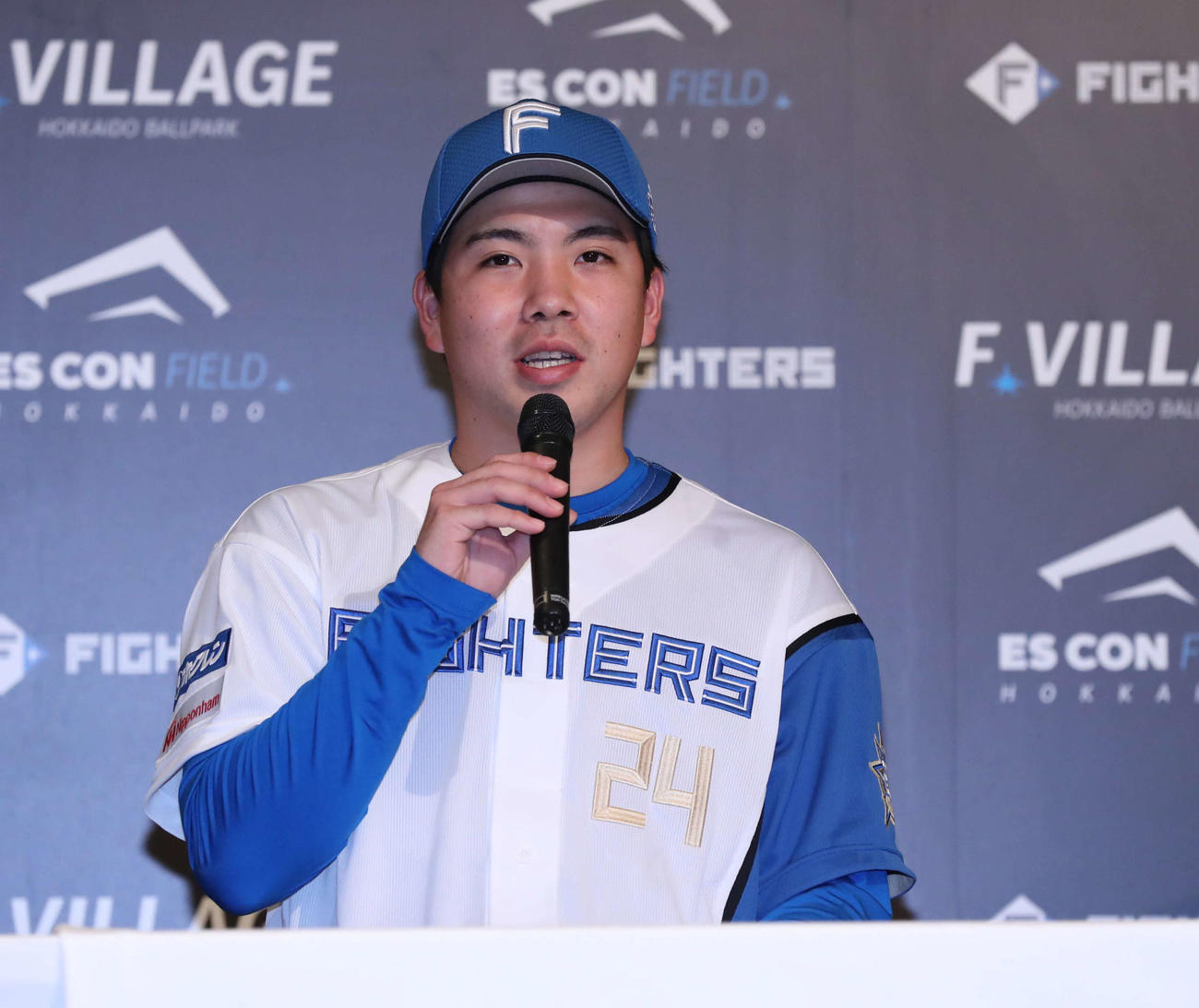 日本ハム新入団選手発表会見で話す2位金村（撮影・黒川智章）