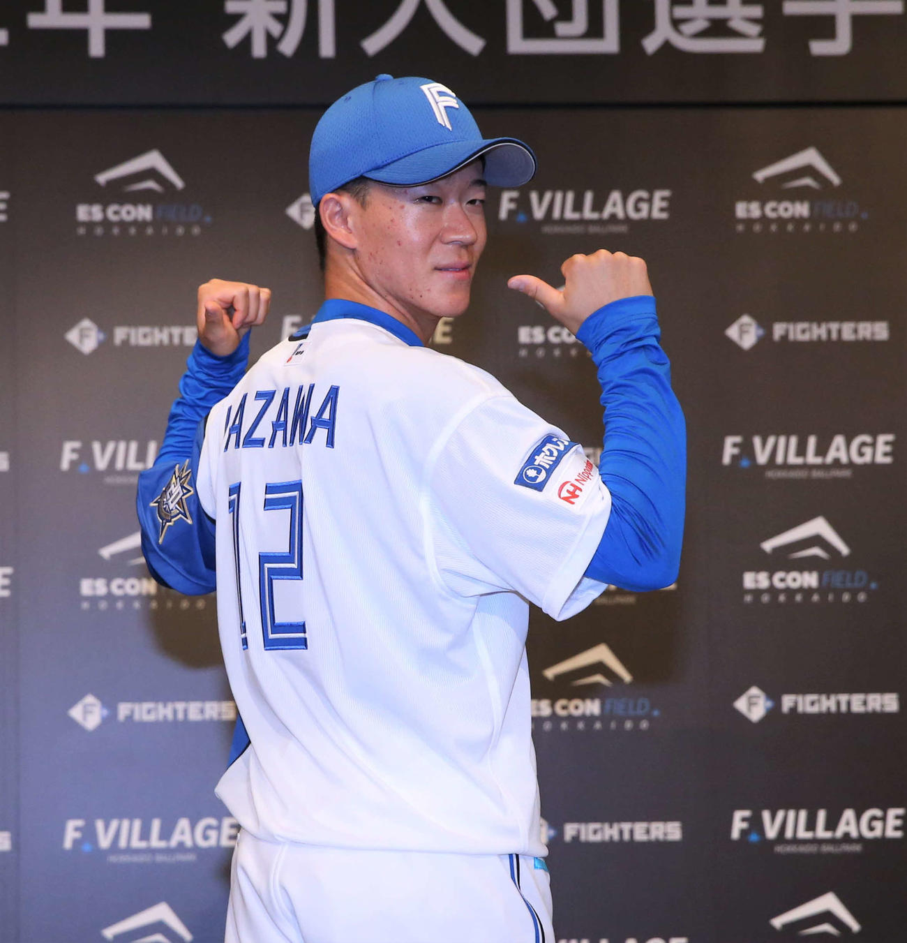 日本ハム新入団選手発表会見で背番号12のユニホームを披露する1位指名の矢沢（撮影・黒川智章）