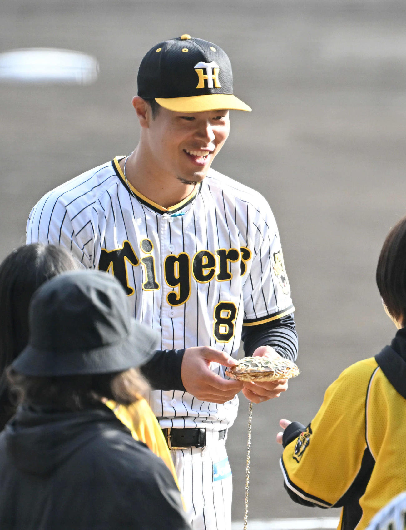 ファンにメダルを返還する阪神佐藤輝（撮影・石井愛子）