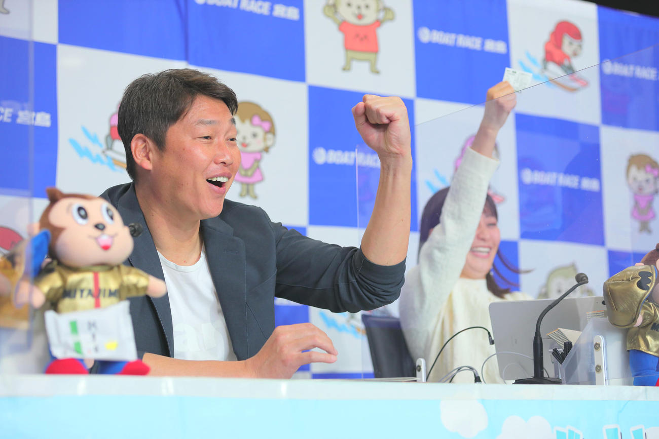 宮島ボートやまだ屋「桐葉菓」杯をゲスト観戦した広島新井監督（宮島ボート企業団提供）