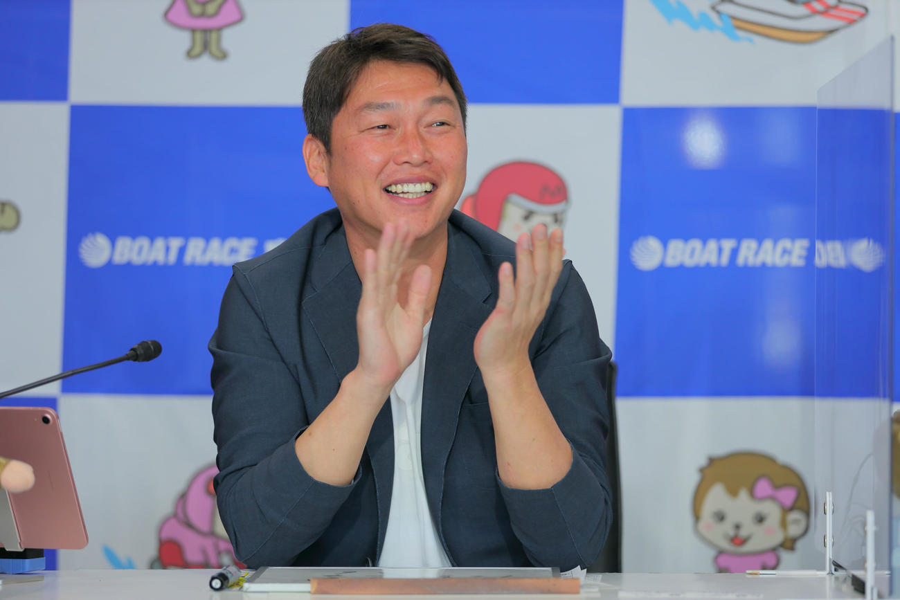 宮島ボートやまだ屋「桐葉菓」杯をゲスト観戦した広島新井監督（宮島ボート企業団提供）