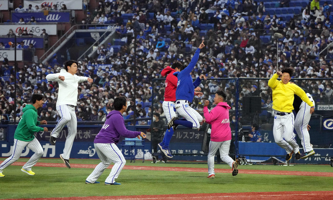 DeNAファン感謝祭　夢のMatch☆Up対決の合間にダンスパフォーマンスを見せる小園（左から2人目）ら1年目の選手たち（撮影・狩俣裕三）
