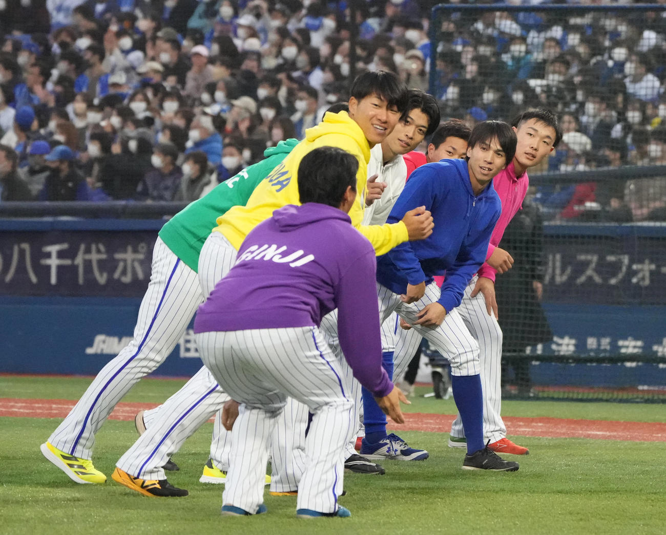 DeNAファン感謝祭　夢のMatch☆Up対決の合間にダンスパフォーマンスを見せる1年目の選手たち（撮影・狩俣裕三）