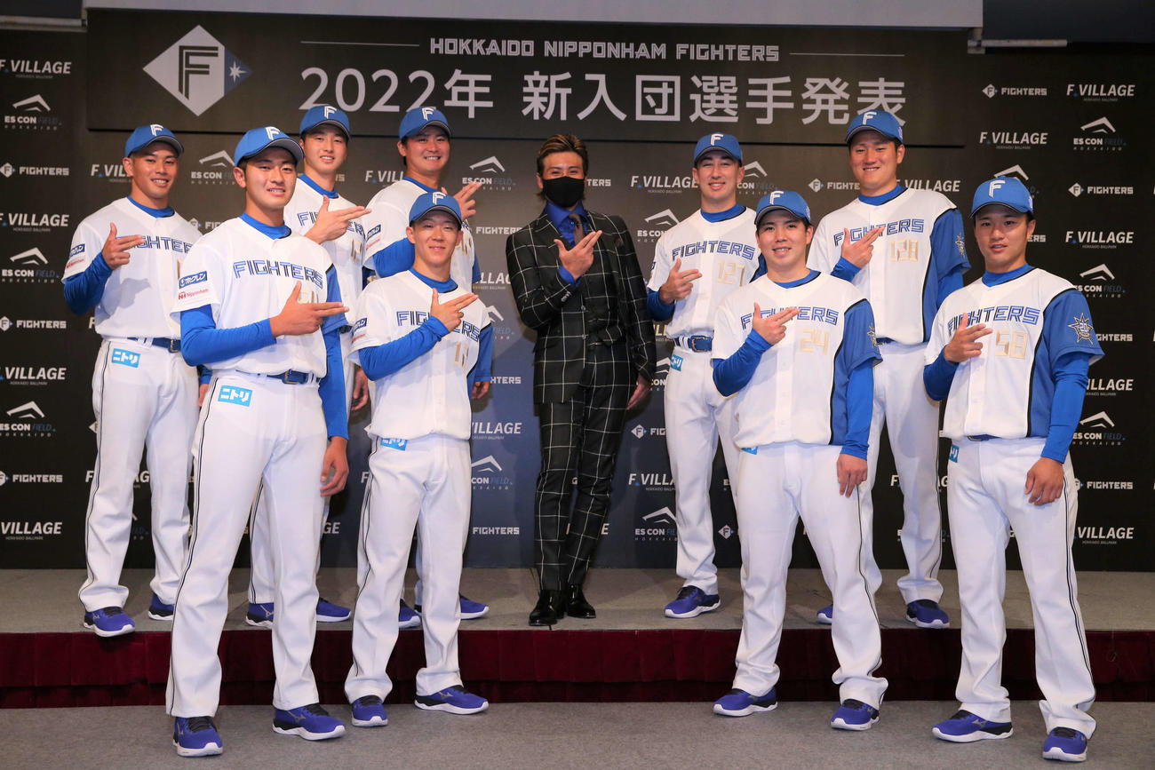 日本ハム新入団選手発表会見でポーズをとる前列左から4位安西、1位矢沢、2位金村、5位奈良間、後列左から6位宮内、育成1位藤田、育成2位中山、新庄監督、育成3位山口、育成4位山（撮影・黒川智章）