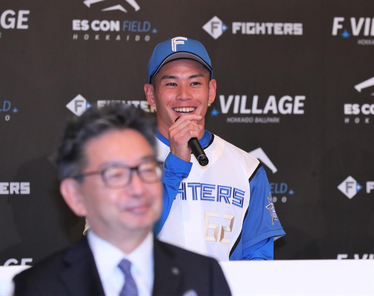 日本ハム新入団選手発表会見で話す6位宮内（撮影・黒川智章）