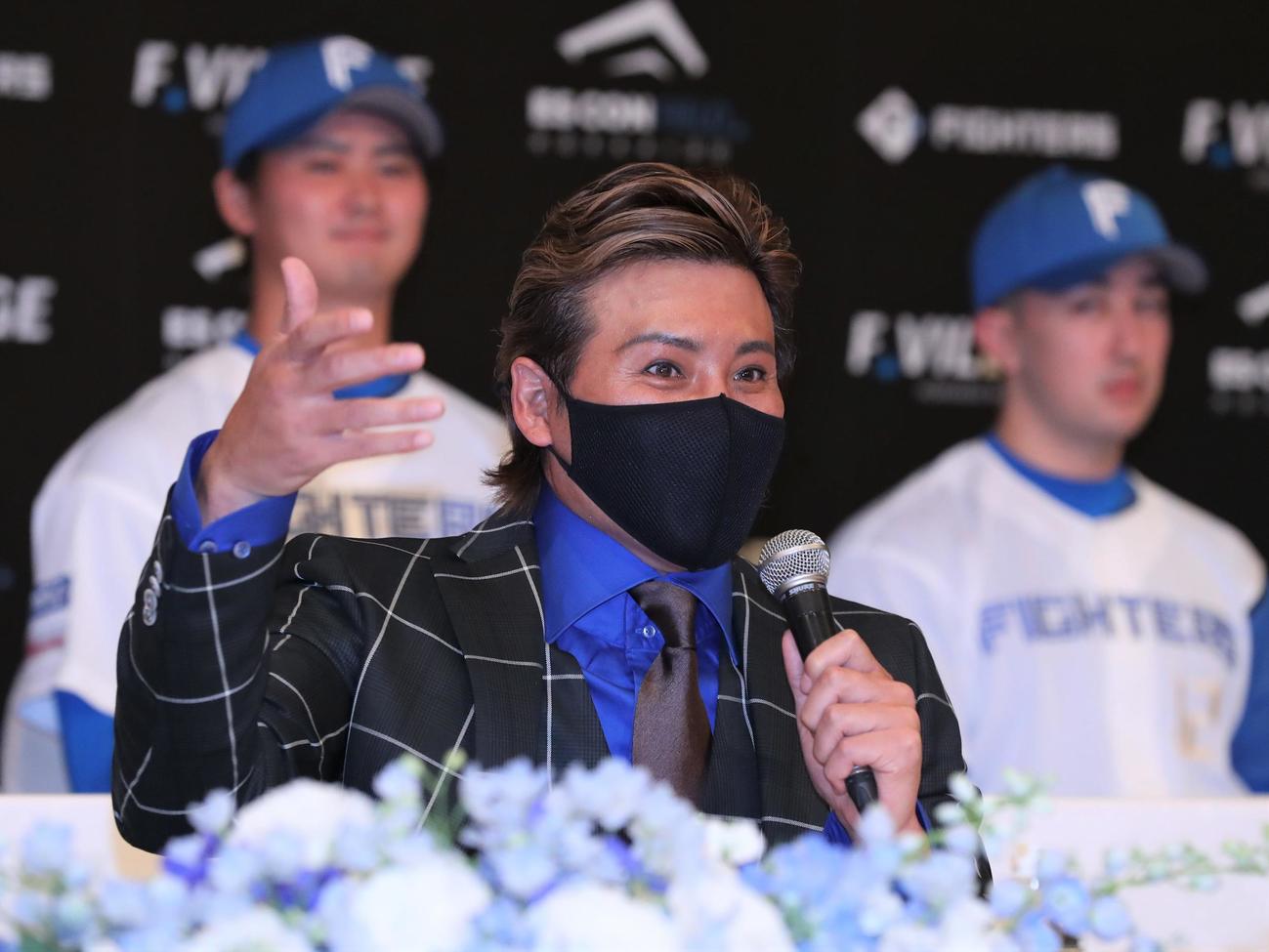 日本ハム新入団選手発表会見で話す新庄監督（撮影・黒川智章）