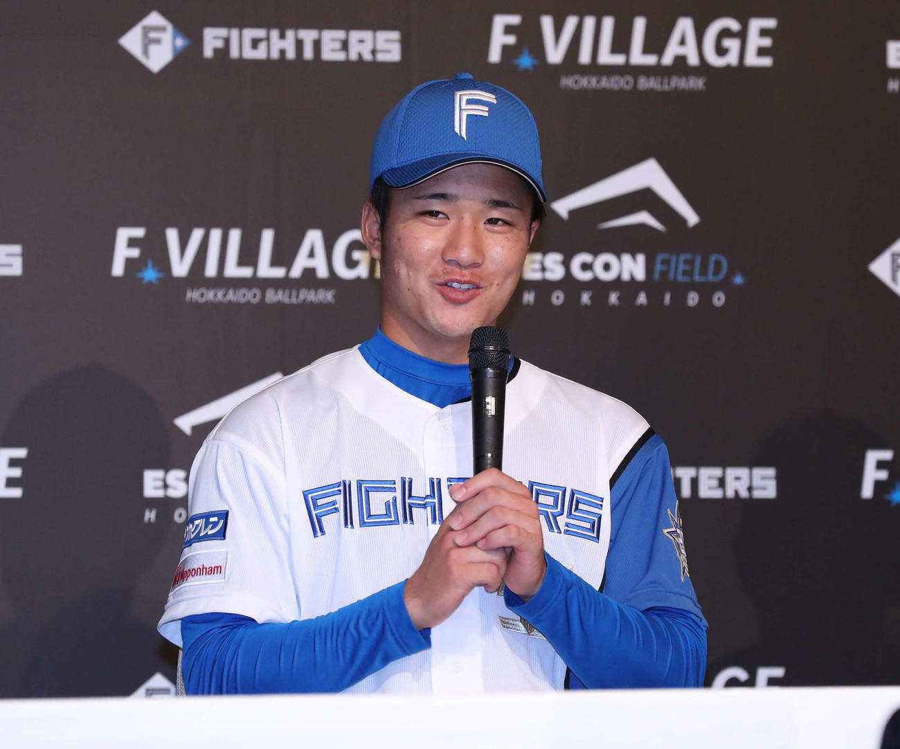 日本ハム新入団選手発表会見で話す5位奈良間（撮影・黒川智章）