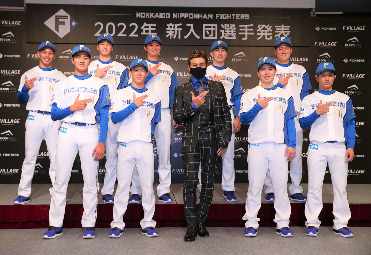 日本ハム新入団選手発表会見でポーズをとる前列左から4位安西、1位矢沢、新庄監督、2位金村、5位奈良間、後列左から6位宮内、育成1位藤田、育成2位中山、育成3位山口、育成4位山本（撮影・黒川智章）