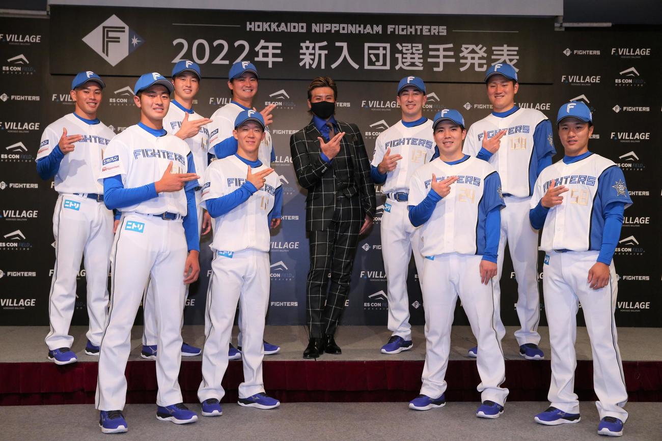 日本ハム新入団選手発表会見でポーズをとる前列左から4位安西、1位矢沢、2位金村、5位奈良間、後列左から6位宮内、育成1位藤田、育成2位中山、新庄監督、育成3位山口、育成4位山（撮影・黒川智章）