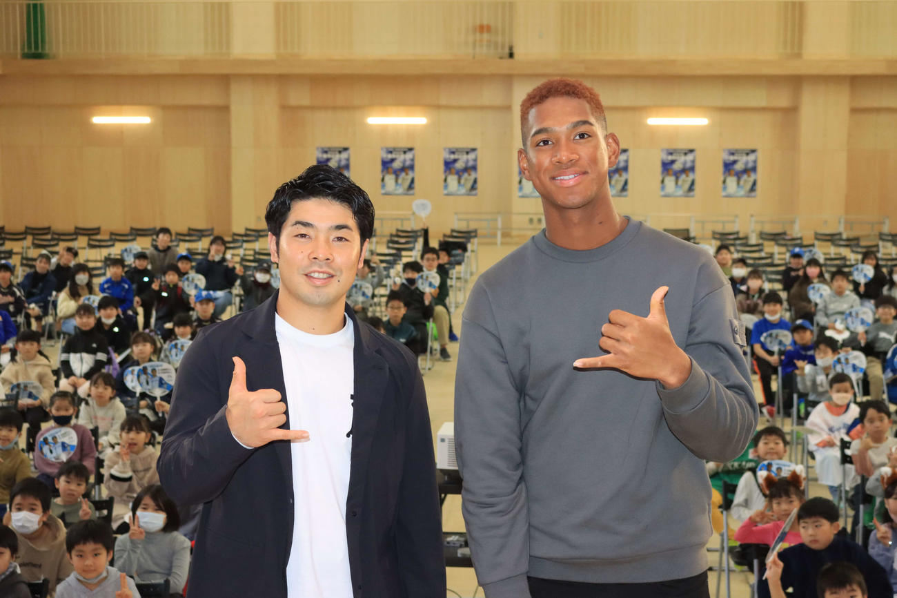 千歳みどり台小を訪れた日本ハム近藤（左）と万波（右）（撮影・保坂果那）