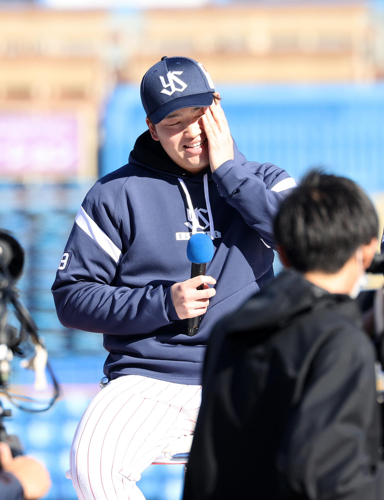 遅刻し恥ずかしそうな表情を見せるヤクルト村上（撮影・鈴木正人）