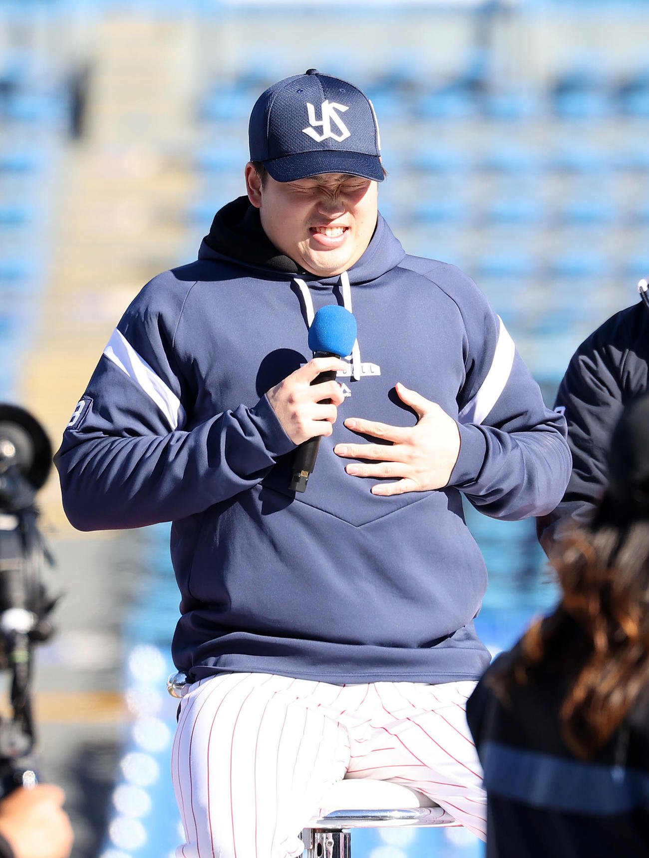 遅刻し恥ずかしそうな表情を見せるヤクルト村上（撮影・鈴木正人）