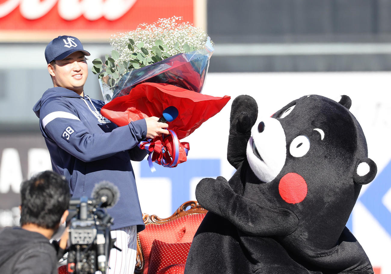 くまモンから花束を受け取るヤクルト村上宗隆（撮影・鈴木正人）