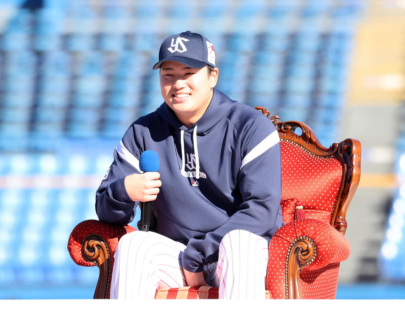 つば九郎との対談で笑顔を見せるヤクルト村上（撮影・鈴木正人）