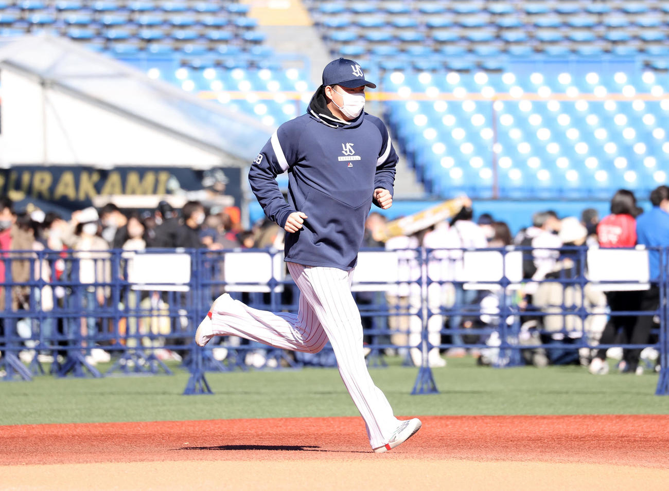 遅刻し走って会場入りするヤクルト村上（撮影・鈴木正人）