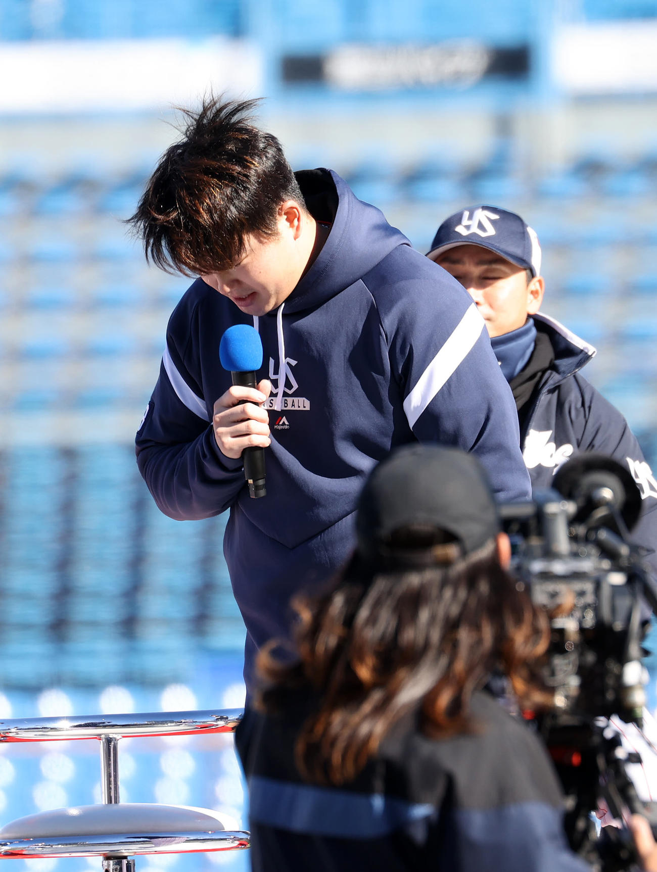 遅刻しファンに謝罪するヤクルト村上（撮影・鈴木正人）