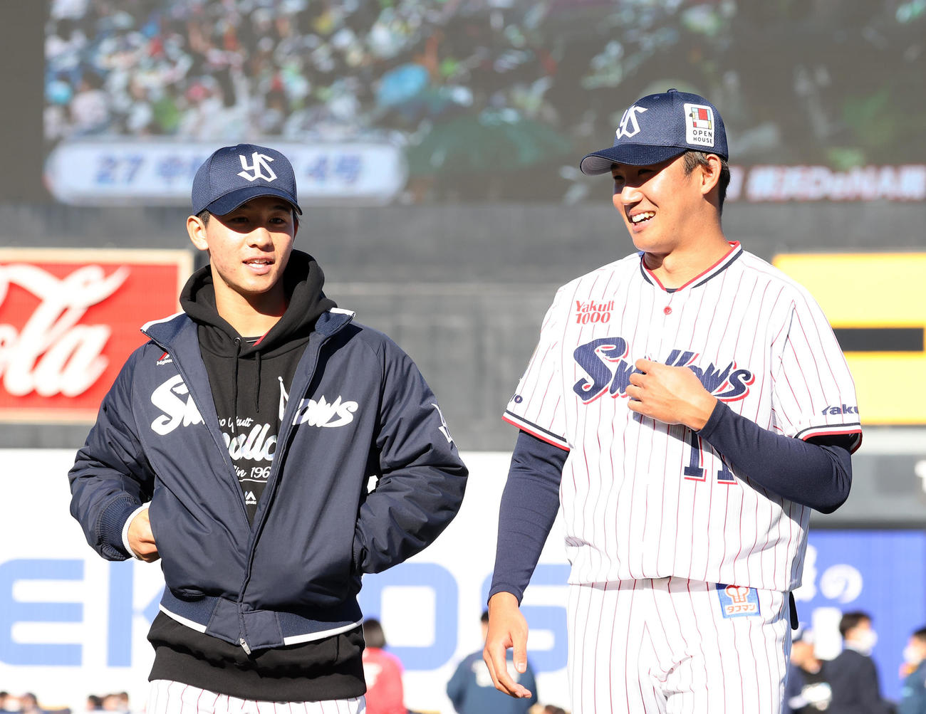 笑顔を見せるヤクルト内山（左）と奥川（撮影・鈴木正人）