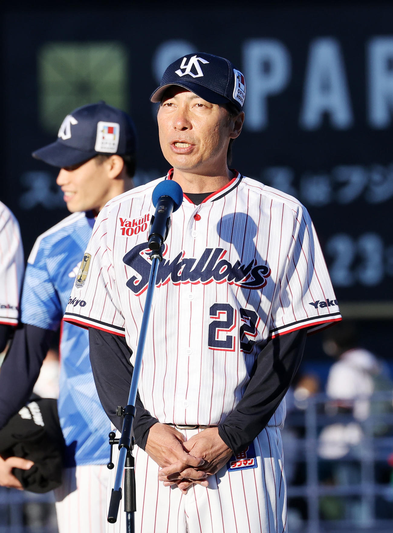 ファンにあいさつするヤクルト高津監督（撮影・鈴木正人）