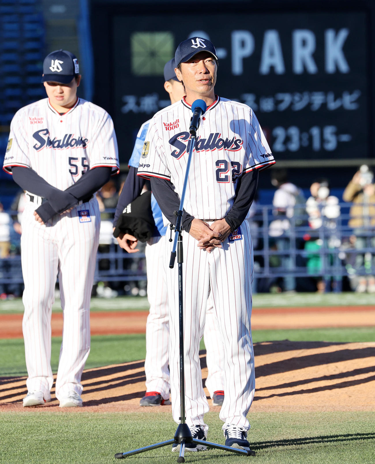 ファンにあいさつするヤクルト高津監督（撮影・鈴木正人）