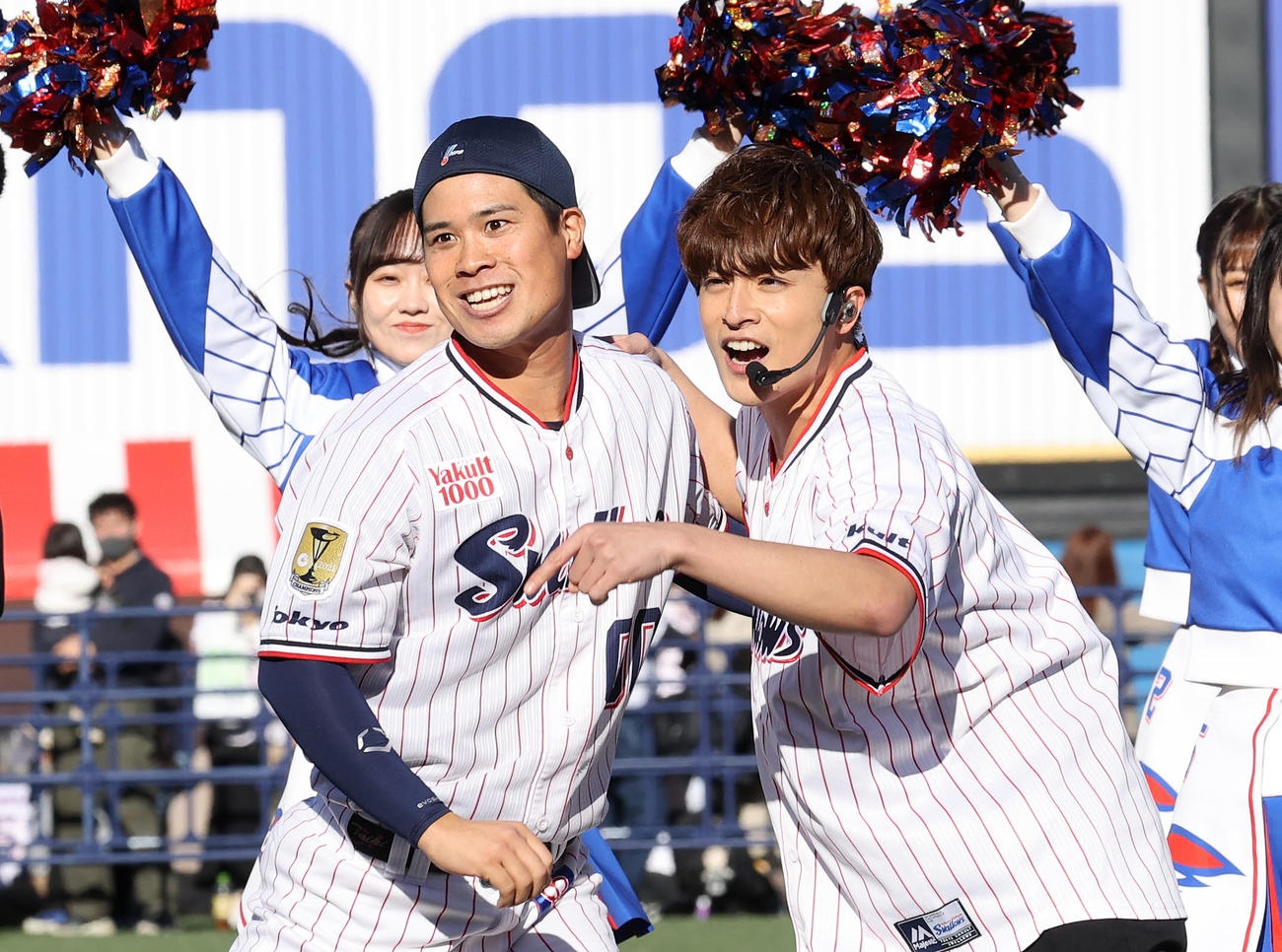 白濱亜嵐（右）のライブに飛び入り参加し踊るヤクルト奥村（撮影・鈴木正人）