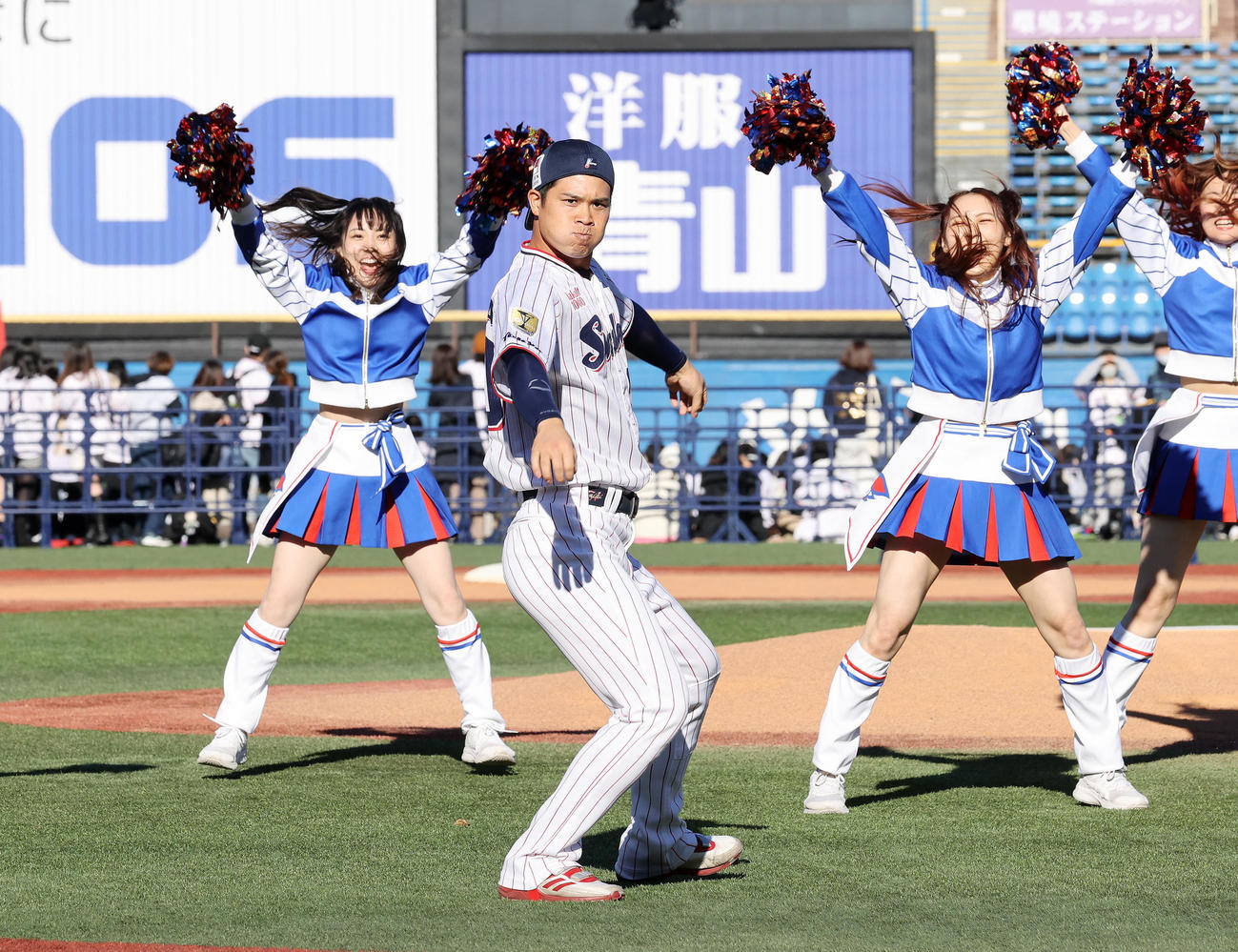 白濱亜嵐のライブに飛び入り参加し踊るヤクルト奥村（撮影・鈴木正人）