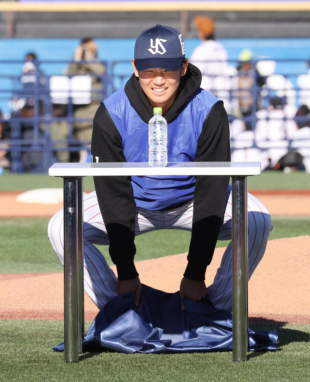 テーブルクロス引きで成功するヤクルト奥川（撮影・鈴木正人）