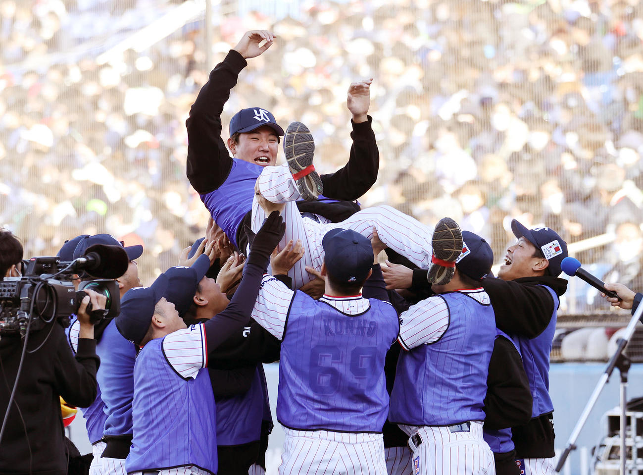 全員チャレンジで青チームが優勝し胴上げされるヤクルト奥川（撮影・鈴木正人）