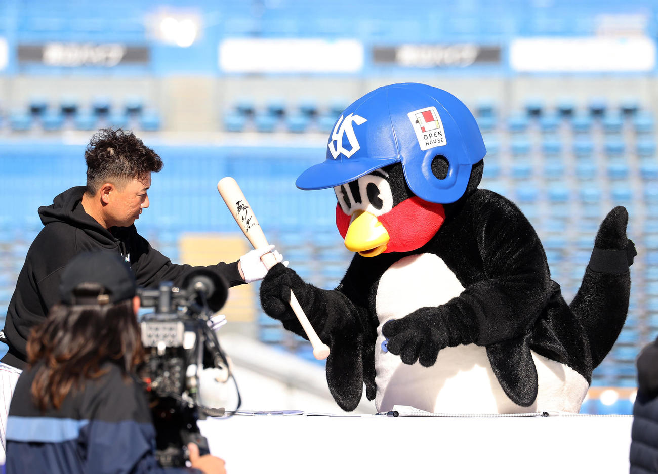 通算2000試合出場を達成し落合博満氏からサイン入りバットを受け取るつば九郎（撮影・鈴木正人）