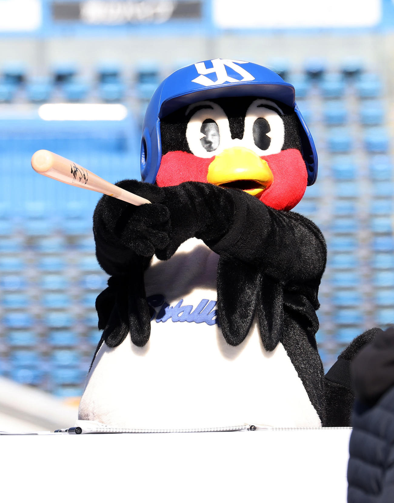 落合博満氏からのサイン入りバットで構えるつば九郎（撮影・鈴木正人）