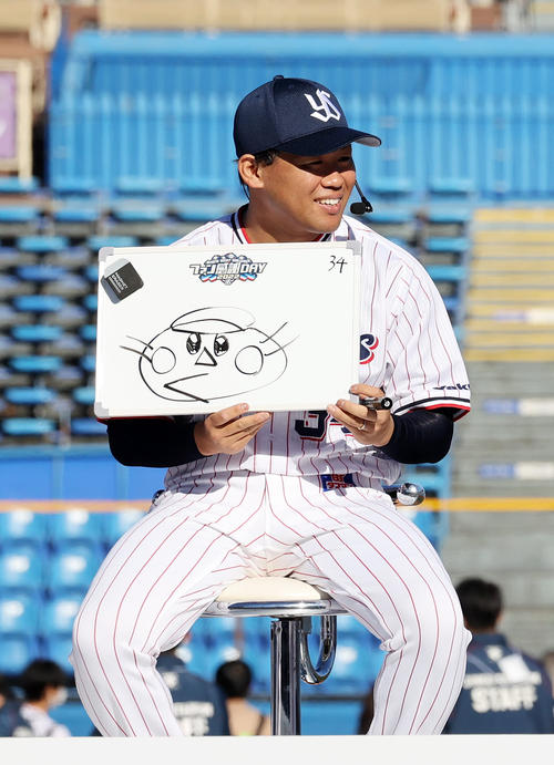 つば九郎の似顔絵を描いたヤクルト田口麗斗（撮影・鈴木正人）