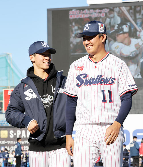 笑顔を見せるヤクルト内山（左）と奥川（撮影・鈴木正人）