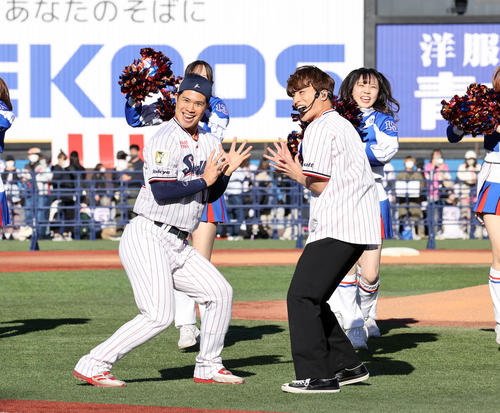白濱亜嵐（右）のライブに飛び入り参加し踊るヤクルト奥村（撮影・鈴木正人）