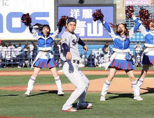 白濱亜嵐のライブに飛び入り参加し踊るヤクルト奥村（撮影・鈴木正人）