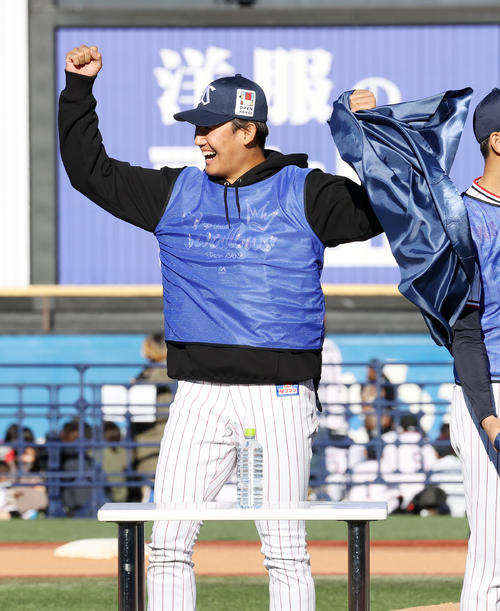 テーブルクロス引きで成功しガッツポーズするヤクルト奥川（撮影・鈴木正人）