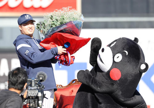 くまモンから花束を受け取るヤクルト村上宗隆（撮影・鈴木正人）