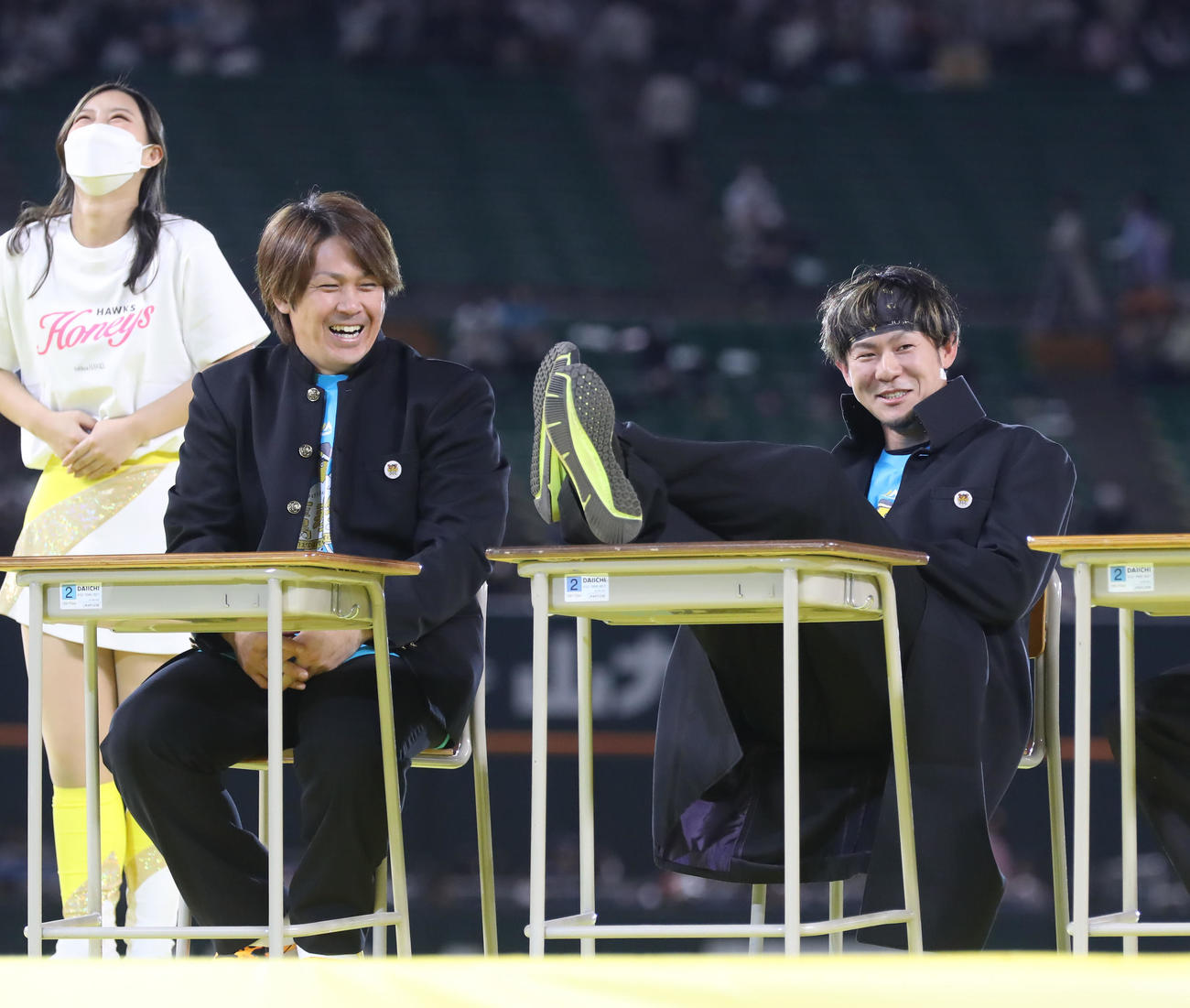 学ラン姿の甲斐（左）と牧原大（撮影・屋方直哉）