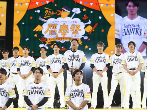 オープニングセレモニーであいさつをする藤本監督（撮影・屋方直哉）