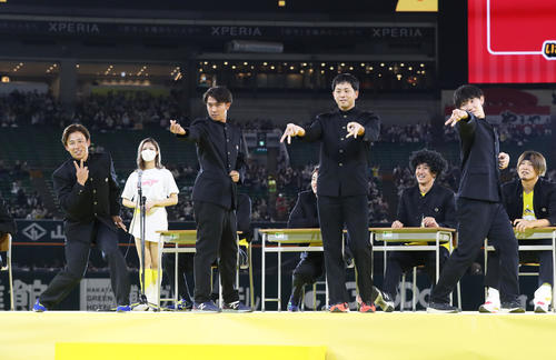 ギャルのポーズを披露する左から野村、柳町、大関、正木（撮影・屋方直哉）