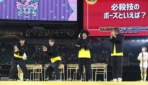 必殺技のポーズを披露する左から板東、周東、三森、杉山（撮影・屋方直哉）