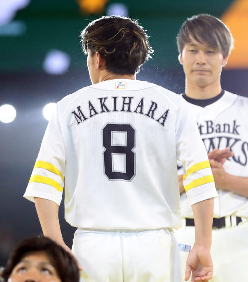 背番号8を披露する牧原大（撮影・屋方直哉）