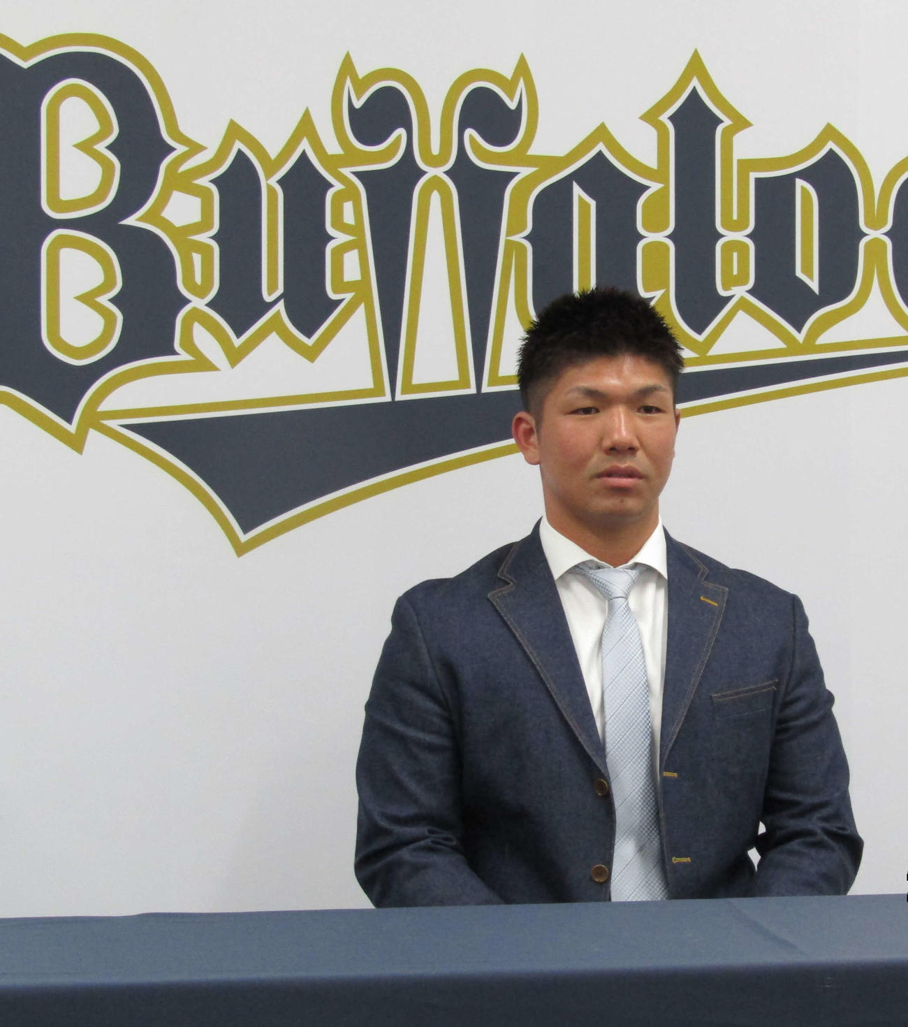 契約更改を終え、会見するオリックス頓宮＝撮影・高垣誠