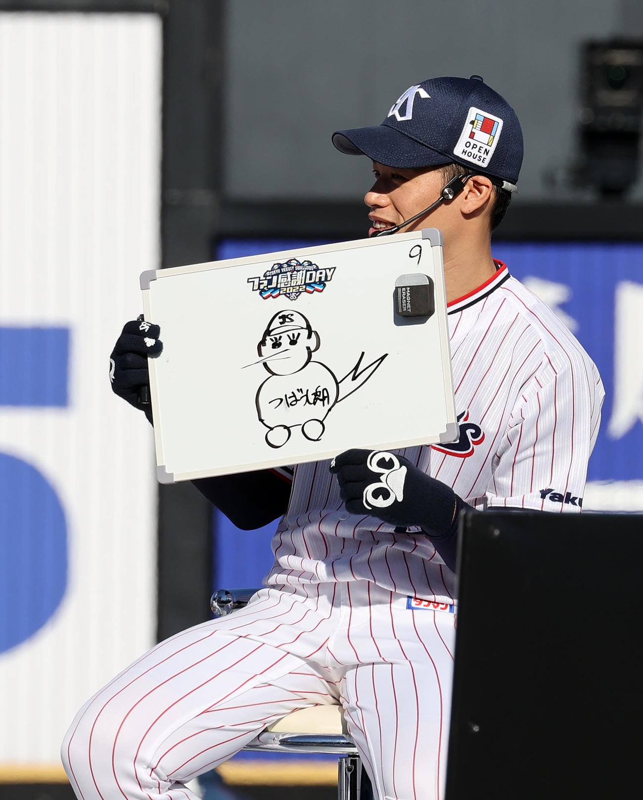 つば九郎の似顔絵を描いたヤクルト塩見（撮影・鈴木正人）