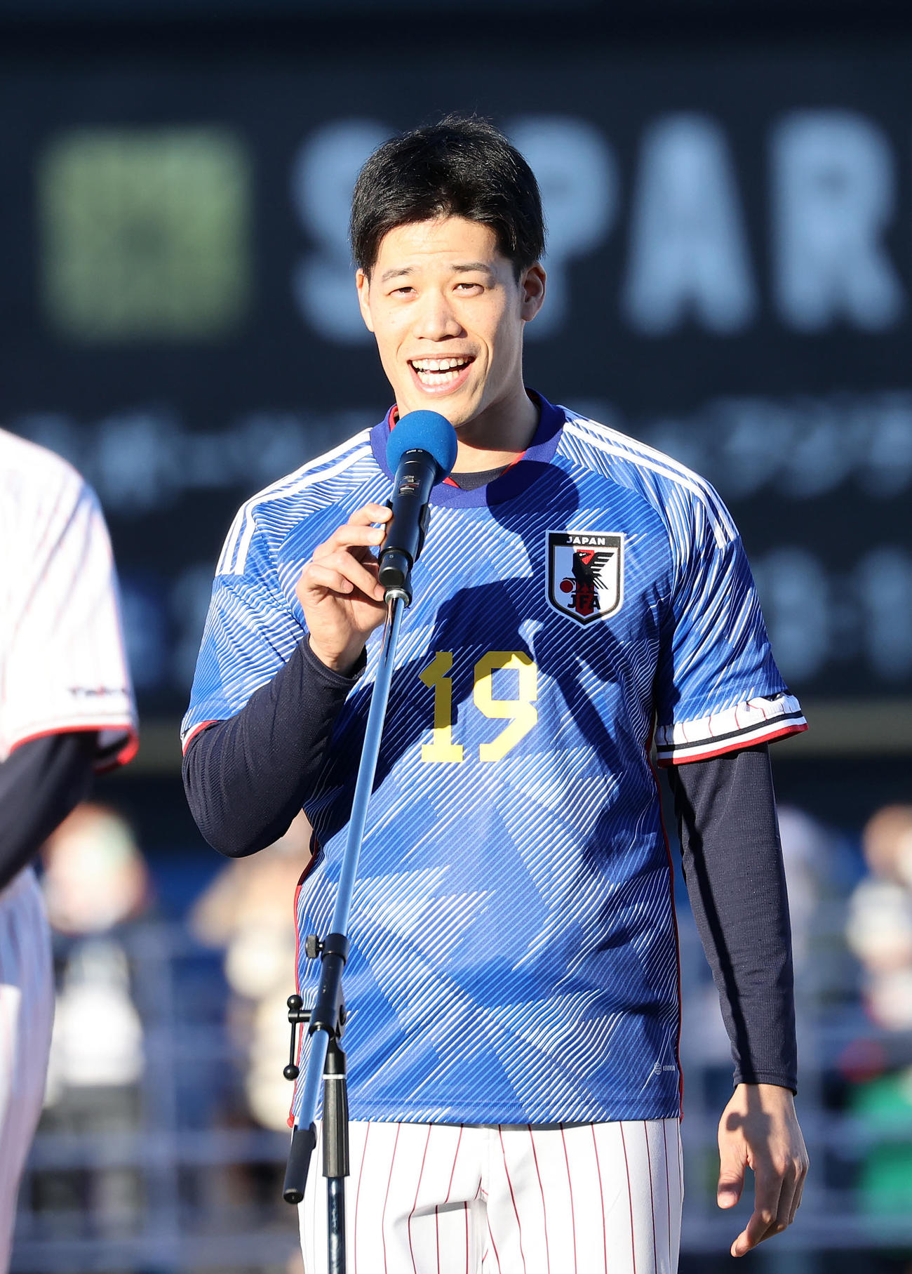 サッカー日本代表、酒井のユニホームであいさつするヤクルト塩見（撮影・鈴木正人）