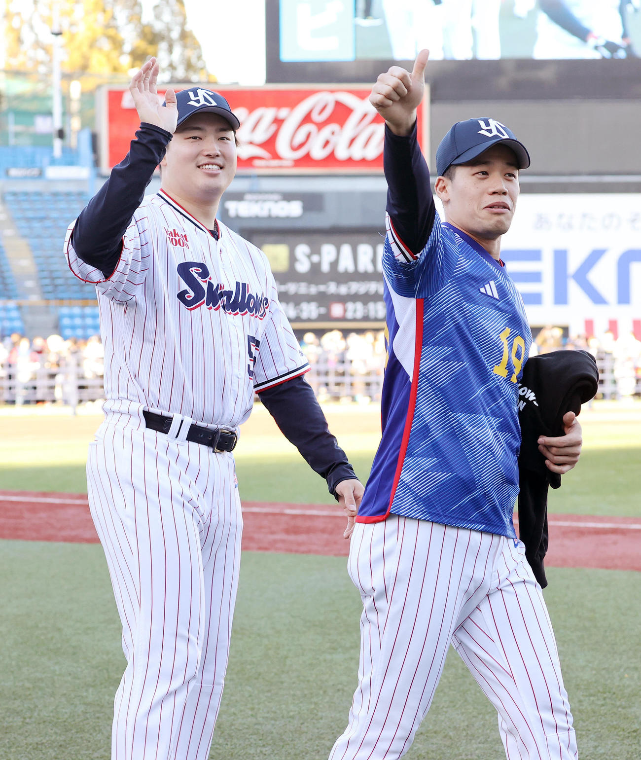 ファンにあいさつするヤクルト村上（左）と塩見（撮影・鈴木正人）