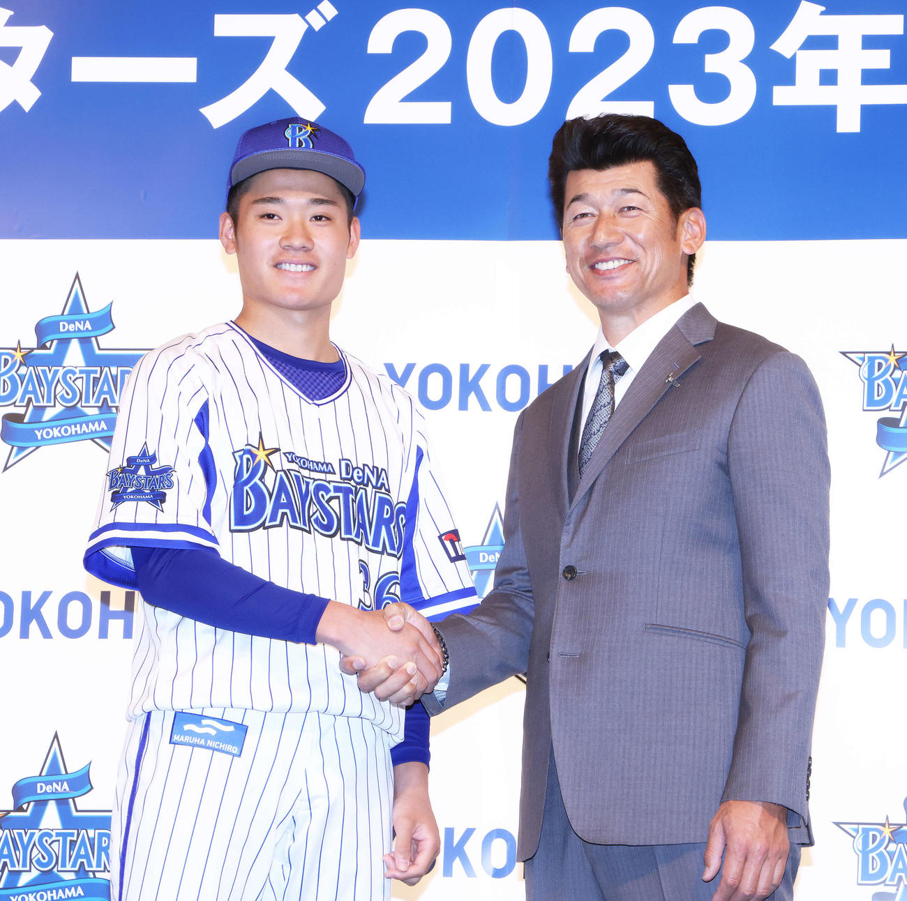 握手を交わし写真に納まるDeNA森下（左）と三浦監督（撮影・河田真司）