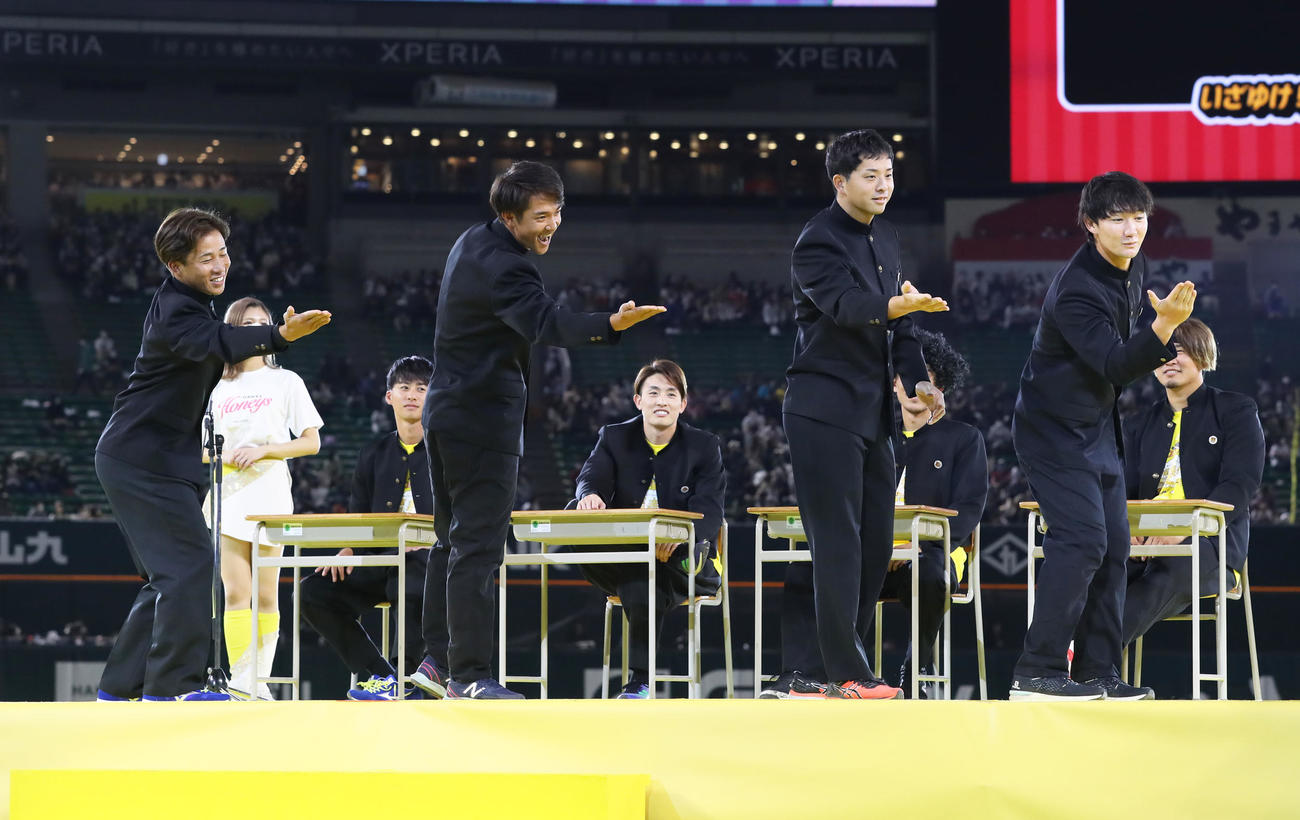 【ソフトバンク】ファンフェス「鷹奉祭」開催　多くの選手が学ラン姿披露　イケメン板東に拍手も