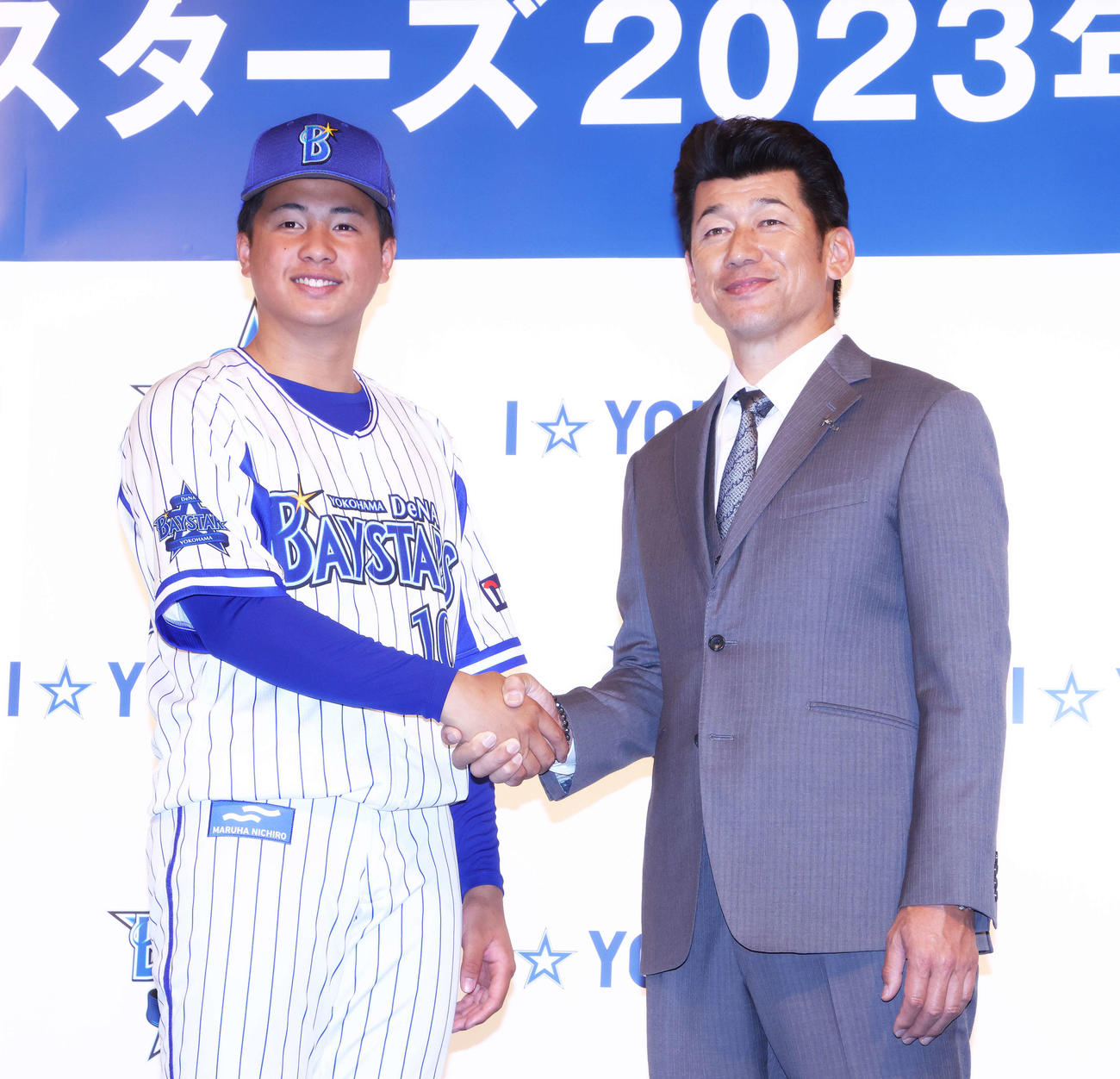 握手を交わし写真に納まるDeNA鈴木（左）と三浦監督（撮影・河田真司）
