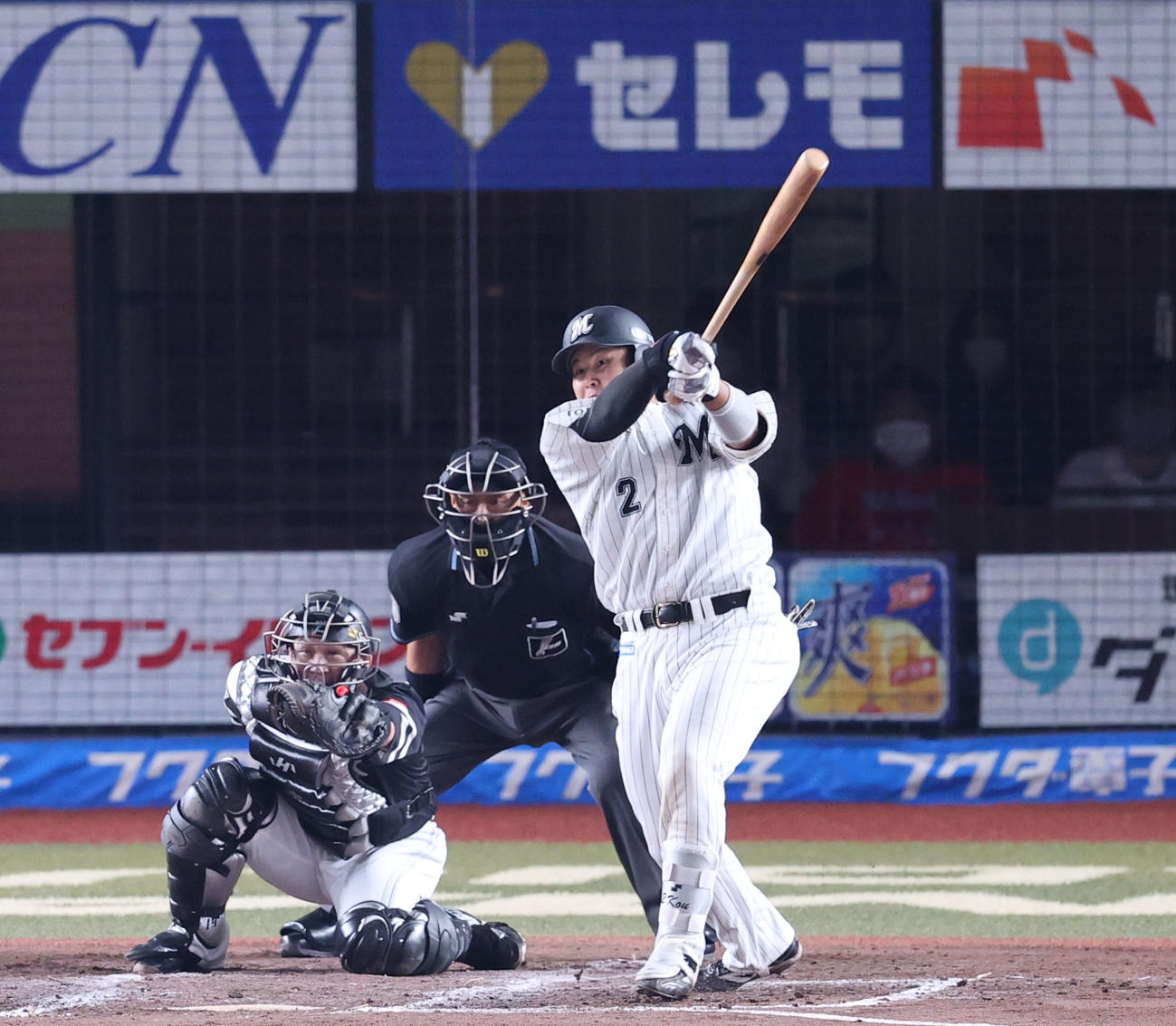 中前安打を放つロッテ松川虎生（2022年10月2日撮影）