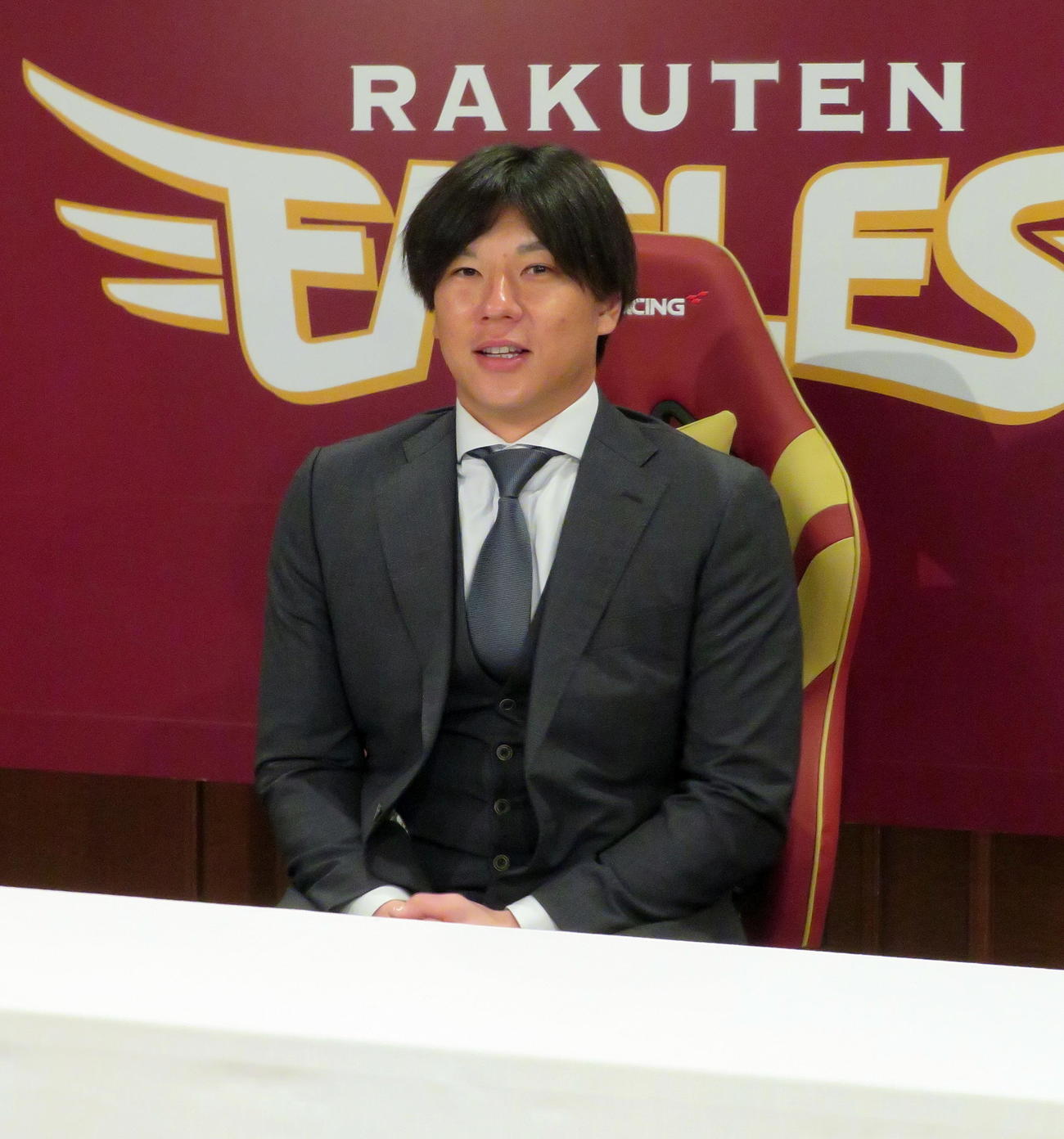 契約更改後に取材対応する楽天炭谷（撮影・鎌田直秀）