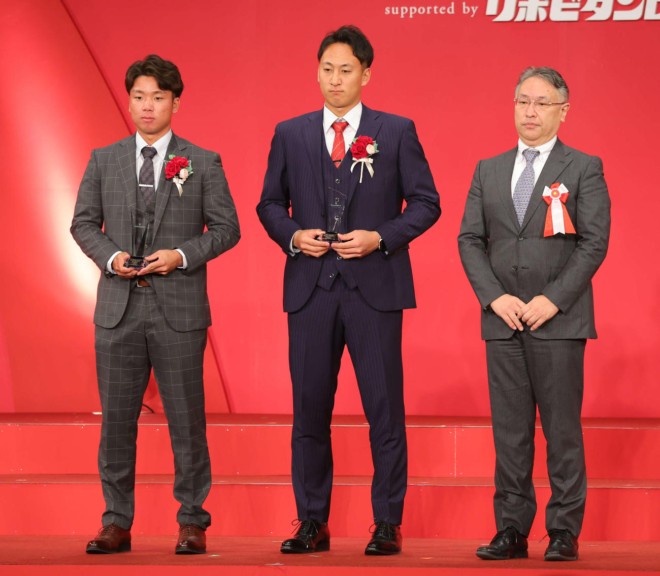 「NPB AWARDS 2022」ファーム部門　サンケイスポーツ選定優秀投手賞に選出された阪神村上頌樹（左）（2022年11月25日撮影）